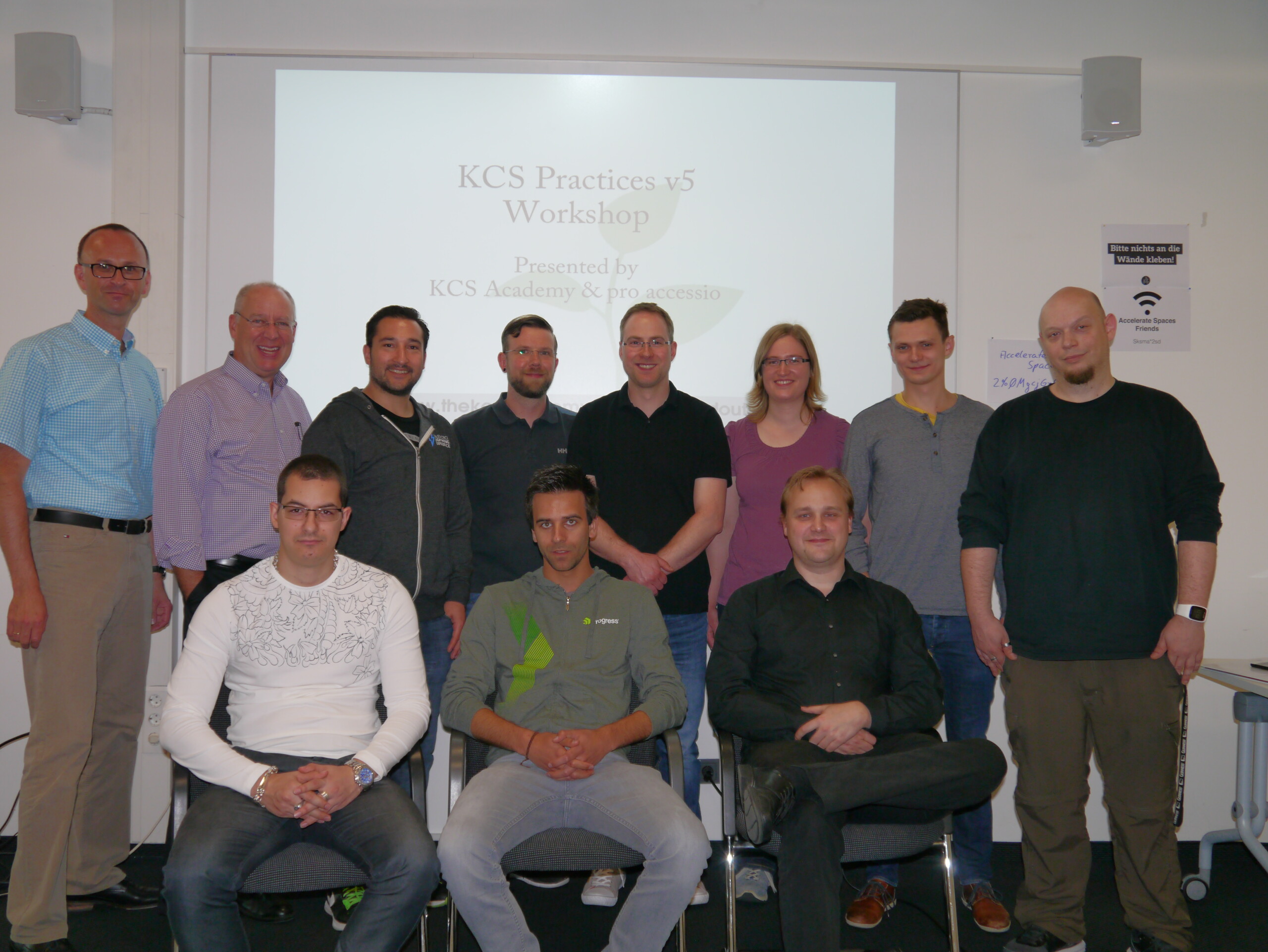 Erfolgreiche Teilnehmer des ersten KCS-Workshops in Stuttgart (hintere Reihe: Kai Altenfelder, Certified KCS Trainer; Greg Oxton, Executive Director, Consortium for Service Innovation)