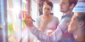 Young creative business people Strategieentwicklung (c) Fotolia vectorfusionart